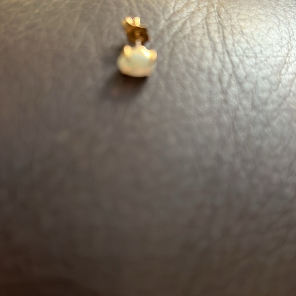 Pretty 14k opal studs - Picture 3 of 4